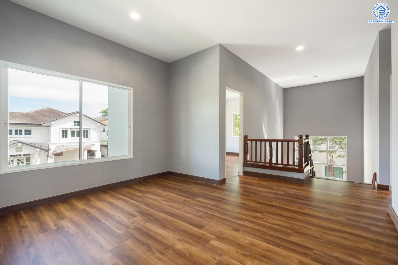 บ้านมือสองตกแต่งใหม่ ม.ราชพฤกษ์ บางบอน4 หลังมุม ตกแต่งหรูหรา เนื้อที่ 102 ตร.ว. ฟังก์ชัน 3 ห้องนอน 3 ห้องน้ำ จอดรถได้ 4 คัน พื้นที่สนามหญ้ากว้างกว่า 106 ตร.ม. บนทำเลศักยภาพ เชื่อมต่อหลายเส้นทาง ใกล้เดอะมอลล์บางแค จุดขึ้นทางด่วน "เพชรเกษม" และรถไฟฟ้าสายสีน้ำเงิน "สถานีหลักสอง"